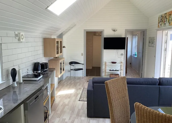 - Marielyst Centrum * Bøtø By